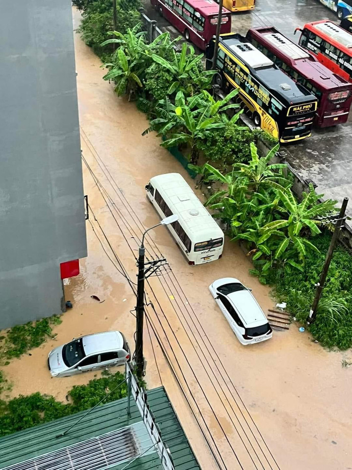 Cũng do mưa lớn, ngày hôm qua đường lên sông Nho Quế, huyện Mèo Vạc, Hà Giang bị sạt lở, nhiều người dân và du khách mắc kẹt, không thể di chuyển.