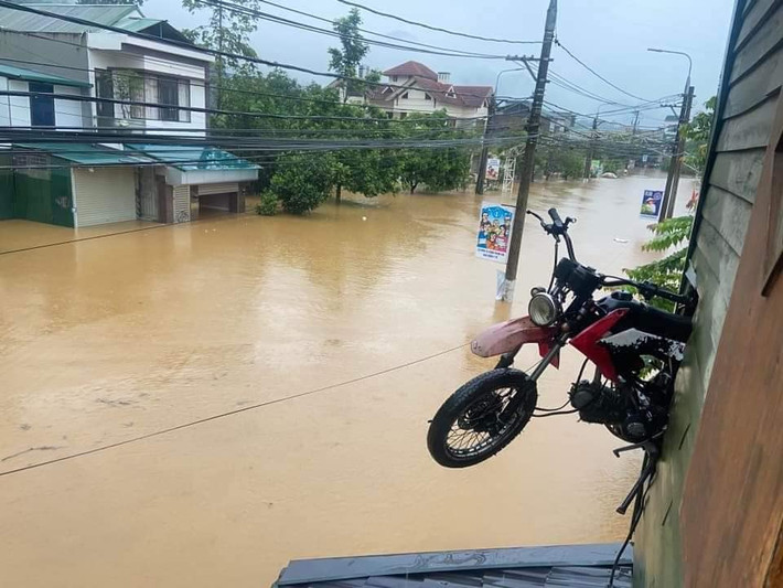 Trong đó, du khách cần theo dõi các cảnh báo từ cơ quan khí tượng, không di chuyển qua các cung đường đèo khi trời mưa lớn.