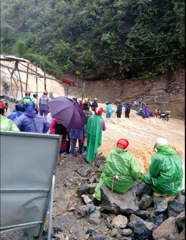 Đêm qua, sáng sớm nay, Hà Giang mưa rất lớn, khiến lũ trên sông Lô dâng cao lên mức báo động khẩn cấp, vượt báo động 3.