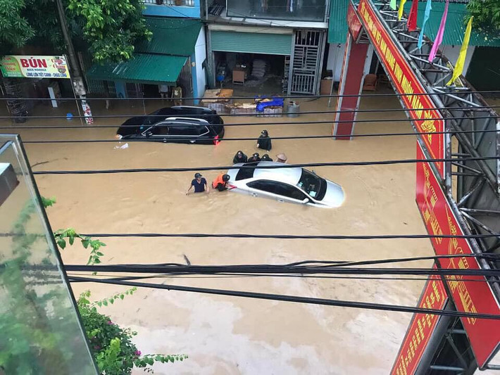 Cảnh báo các khu vực ven sông Lô tại thành phố Hà Giang và huyện Vị Xuyên có nơi bị ngập lụt.