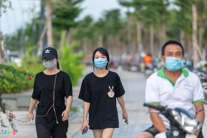 Chị Nguyễn Thị Hoa (trú tại Hạ Long) cho biết xe máy đỗ hàng dài trên vỉa hè tạo thành bức tường khiến nhiều người muốn ra bãi biển gặp khó khăn. "Có hôm tôi đang đi bộ gặp cả xe máy đi trên vỉa hè rất nguy hiểm", chị Hoa nói.