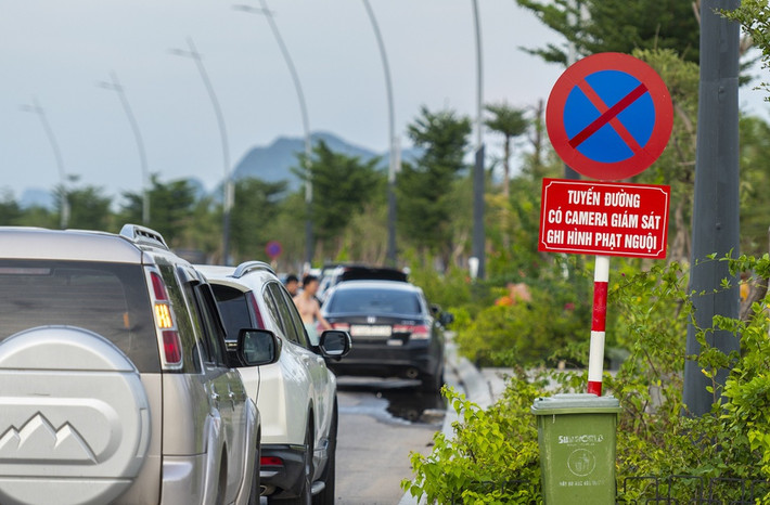 Trước đó ngành giao thông Quảng Ninh đã cắm biển cấm dừng đỗ dọc hai bên tuyến đường và cảnh báo ghi hình phạt nguội.
