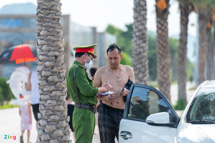 Công an thành phố kiểm tra và lập biên bản đối với tài xế vi phạm. Trước đó, các lực lượng của thành phố và phường Hồng Hà đã ra quân tuyên truyền nhắc nhở người dân đỗ xe đúng nơi quy định.
