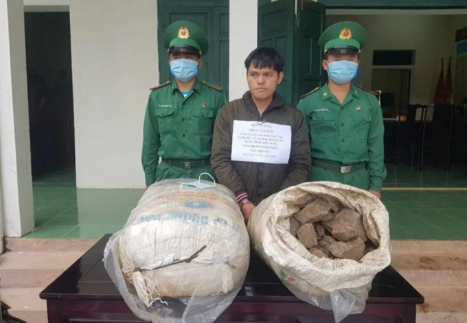 Bắt giữ đối tượng vận chuyển 100kg thuốc bom: Ngày 13/6, lực lượng chức năng tỉnh Kon Tum, đang làm nhiệm vụ tại xã Mô Rai, huyện Sa Thầy, tỉnh Kon Tum) phát hiện một người đàn ông điều khiển xe máy có biểu hiện nghi vấn. Tổ công tác yêu cầu dừng xe kiểm tra hành chính. Lực lượng chức năng phát hiện 2 bao tải, bên trong chứa các cục tinh thể rắn, trọng lượng khoảng 100kg. Sau đó, Kha Văn Són khai các cục tinh thể rắn đựng trong bao tải là thuốc bom.