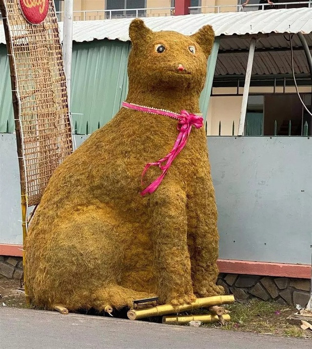 Danh hiệu "linh vật mèo độc lạ nhất năm" phải kể đến mèo Gò Công - Tiền Giang. Khác với những linh vật mèo của các tỉnh, mèo Tiền Giang được làm từ rơm rạ ép trông có vẻ khá lạ mắt. Tuy nhiên, tạo hình khuôn mặt chú mèo khiến dân tình phải thắc mắc không biết đây là mèo hay chuột.