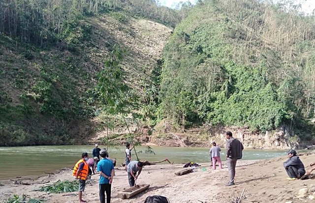 Phát hiện một thi thể người đàn ông dưới sông: Khoảng 6 giờ sáng nay tại xã Zà Hung, huyện Đông Giang, tỉnh Quảng Nam, người dân phát hiện thi thể nạn nhân Hà Văn Kh. (30 tuổi, thôn Axanh Gố, xã Zà Hung) dưới sông A Vương sau nhiều ngày mất tích. Hiện thi thể nạn nhân đã được chính quyền địa phương bàn giao cho gia đình lo hậu sự.