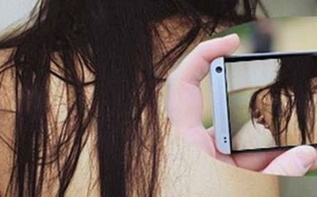 Lấy trộm clip “nóng” rồi tống tiền người yêu của bạn: Do có quen biết với anh D. ở huyện Việt Yên, Bắc Giang và biết anh D. đang có quan hệ tình cảm với chị N. nên Nguyễn Văn Hùng, SN 1999, trú tại huyện Việt Yên, Bắc Giang đã để ý và phát hiện trong máy điện thoại của anh D. có nhiều video nhạy cảm của chị N. Hùng đã lấy trộm clip “nóng” rồi tống tiền người yêu của bạn. Hôm nay, Công an tỉnh Bắc Giang cho biết, đang tạm giữ đối tượng Hùng.