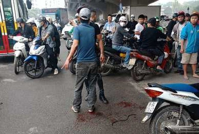 Chém vợ và chị vợ đến hỏng dao vì mâu thuẫn nuôi con: Hôm nay (25/11), TAND TP Hà Nội đã tuyên phạt Nguyễn Phúc Ngọc (SN 1978, ở Hoàn Kiếm, Hà Nội) 8 năm từ về tội giết người. Theo cáo trạng, Ngọc cãi vã với chị L. (chị vợ) và tát rồi dùng dao chém chị bị thương. Chị T. (vợ Ngọc) thấy vậy bỏ chạy nhưng bị Ngọc đuổi theo, dùng dao chém vào đầu. Nguyên nhân dẫn đến sự việc là do mâu thuẫn nuôi con nhỏ.