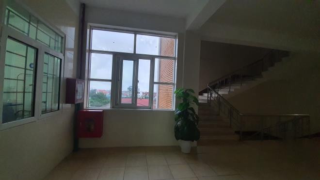Nam bệnh nhân bất ngờ nhảy từ tầng 4 xuống đất tự tử: Ngày 25/11, Bệnh viện Đa khoa tỉnh Hà Tĩnh cho biết, một bệnh nhân điều trị tại bệnh viện vừa nhảy từ tầng 4 xuống đất tự tử. Danh tính bệnh nhân được xác định là anh Hồ Văn H. (28 tuổi, trú xã Kỳ Tây, huyện Kỳ Anh, tỉnh Hà Tĩnh). Trong lúc mọi người không để ý, anh H. bất ngờ lao ra phía cửa sổ tầng 4 nhảy xuống đất tự tử.