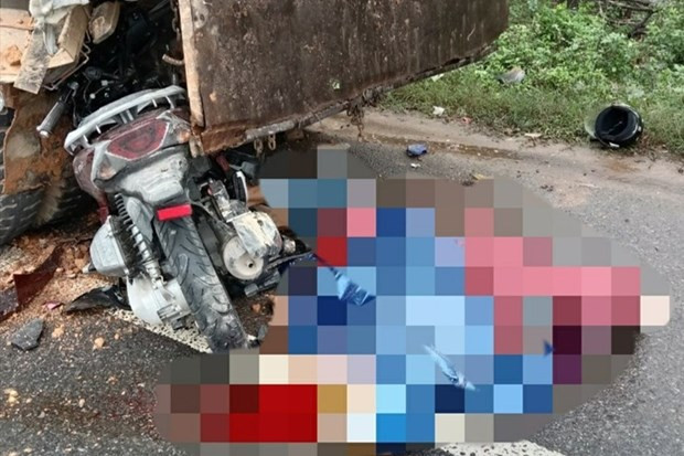 Xe máy đâm vào xe ô tô, 2 người tử vong tại chỗ: Khoảng 13h10 ngày 17/1, tại xã Hải Chánh, huyện Hải Lăng, tỉnh Quảng Trị, Nguyễn Đào Qu. (sinh năm 1986) và Nguyễn Thị Th. (sinh năm 1965) cùng trú tại xã Hải Ba, huyện Hải Lăng đi trên xe máy, do thiếu quan sát nên xe máy trên đã đâm vào chiếc xe ô tô đang dừng đỗ bên đường. Hậu quả vụ tai nạn, Nguyễn Đào Qu. và Nguyễn Thị Th. tử vong tại chỗ.