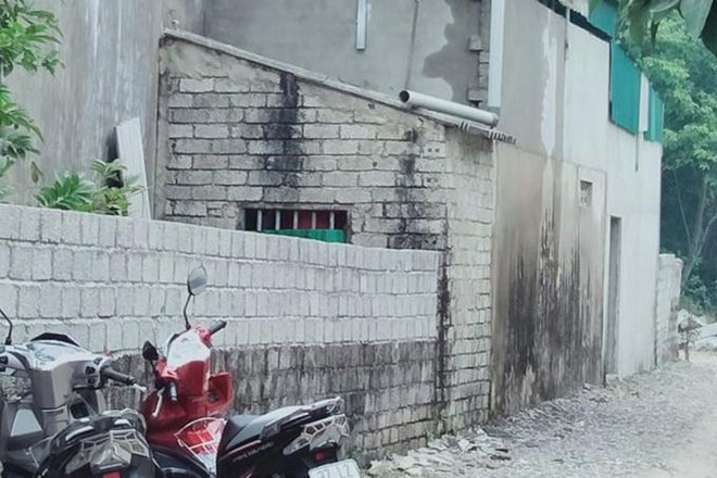 Bố và con gái 10 tháng tử vong trong nhà tắm: Ngày 16/1, người dân tại xã Quỳnh Hoa, huyện Quỳnh Lưu, tỉnh Nghệ An phát hiện đám cháy trong nhà anh C. hàng xóm chạy đến xem thì thấy cửa khóa. Khi phá cửa vào, họ nhìn thấy vợ anh C. nằm trên vũng máu. Phía nhà tắm, anh C. cùng con gái 10 tháng tuổi bị cháy đen. Hôm nay, Công an huyện Quỳnh Lưu cho biết đang điều tra làm rõ vụ việc.