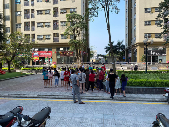 Sau đó, chính quyền địa phương nhanh chóng có mặt tại hiện trường điều tra, làm rõ vụ việc. Người dân cho biết, nạn nhân là nam, học sinh lớp 8.