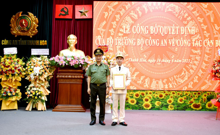 Chiều 16/6, Công an tỉnh Thanh Hóa tổ chức lễ công bố quyết định của Bộ trưởng Bộ Công an về công tác cán bộ. Tại buổi lễ, thừa uỷ quyền của Bộ Công an, Thiếu tướng Trần Phú Hà - Giám đốc Công an tỉnh Thanh Hóa đã công bố và trao quyết định của Bộ trưởng Bộ Công an về việc điều động và bổ nhiệm Đại tá Phùng Xuân Tiến - Trưởng phòng Hướng dẫn cảnh sát khu vực, Cảnh sát trật tự, phản ứng nhanh, Cục Cảnh sát QLHC về TTXH (Bộ Công an), giữ chức vụ Phó Giám đốc Công an tỉnh Thanh Hóa.