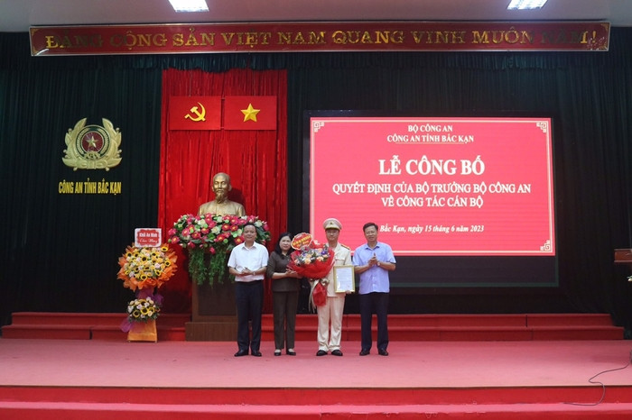 Thượng tá Lê Hồng Giang có 25 năm công tác trong lực lượng Công an nhân dân, trải qua nhiều vị trí, đơn vị cơ sở khác nhau.