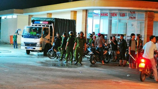 Hơn 500 học viên cai nghiện trốn trại: Đêm 23/10, 562 học viên đang cai nghiện tại Trung tâm cai nghiện Đồng Nai, xã Xuân Phú, huyện Xuân Lộc, tỉnh Đồng Nai đã trốn ra ngoài. Họ ùa ra quốc lộ 1 gây náo loạn, chặn xe cộ không cho đi lại. Trước khi trốn ra ngoài, những học viên này đã đập phá đồ đạc tại các phòng làm việc của Trung tâm. Công an tỉnh Đồng Nai đã huy động lực lượng Cảnh sát cơ động phối hợp với lực lượng chức năng xã Xuân Phú, lập chốt chặn và truy bắt những học viên bỏ trốn.