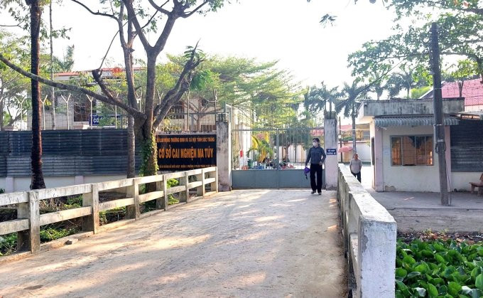 Hơn 190 người phá cửa, trốn trại cai nghiện: Ngày 25/2, Giám đốc Cơ sở cai nghiện ma túy tỉnh Sóc Trăng cho biết, lực lượng chức năng đã bắt lại được khoảng 80 học viên, 4 người được gia đình tự đưa đến trung tâm bàn giao. Công an đang truy bắt những người còn lại. Lúc xảy ra sự việc, cơ sở cai nghiện có tổng cộng 419 học viên, đa số là nam. Theo một nhân viên ở cơ sở này, nhiều học viên đã chạy ùa ra cổng cơ sở cai nghiện khiến hơn 20 bảo vệ và cán bộ không thể ngăn cản. Một số người còn khống chế, làm bị thương người của đơn vị.