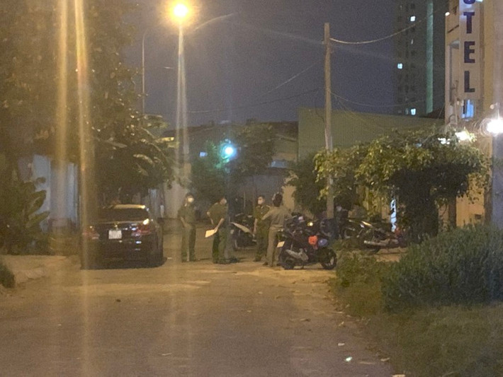 3. Người phụ nữ bị giết trong nhà nghỉ: Ngày 30/10, Công an quận Thủ Đức, TP HCM cho biết, đang điều tra làm rõ nghi án người phụ nữ bị sát hại trong nhà nghỉ ở khu vực. Chiều 29/10, cặp nam nữ (khoảng 45 tuổi) đi xe máy tới khách sạn A.H nằm trong con hẻm đường Lê Thị Hoa, phường Bình Chiểu, quận Thủ Đức để thuê phòng nghỉ. Thấy biểu hiện bất thường, nhân viên nhà nghỉ vào xem thì phát hiện người phụ nữ tử vong với vết hằn trên cổ.