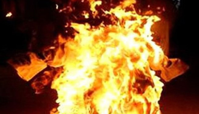 1. Truy sát ông bà thông gia rồi tẩm xăng tự thiêu: Ngày 30/10, Công an thị xã An Nhơn, tỉnh Bình Định cho biết, đang điều tra vụ giết người xảy ra trên địa bàn. Trước đó, khoảng 5h45 ngày 29/10, ông Nguyễn Trong (SN 1959,trú tại thị xã An Nhơn từ TP Hồ Chí Minh) về đến quê nhà đã "vội"cầm dao và rìu đến nhà ông bà thông gia ở cùng trú cùng địa phương là Trần Tấn Biên (SN 1967) và Bùi Thị Xuân Ân (SN 1969) để “giải quyết mâu thuẫn. Ông Trong cầm rìu chém nhiều nhát vào đầu ông Biên rồi dùng dao đâm, chém bà Xuân. Sau đó đã tẩm xăng tự tử khiến nạn nhân tử vong.