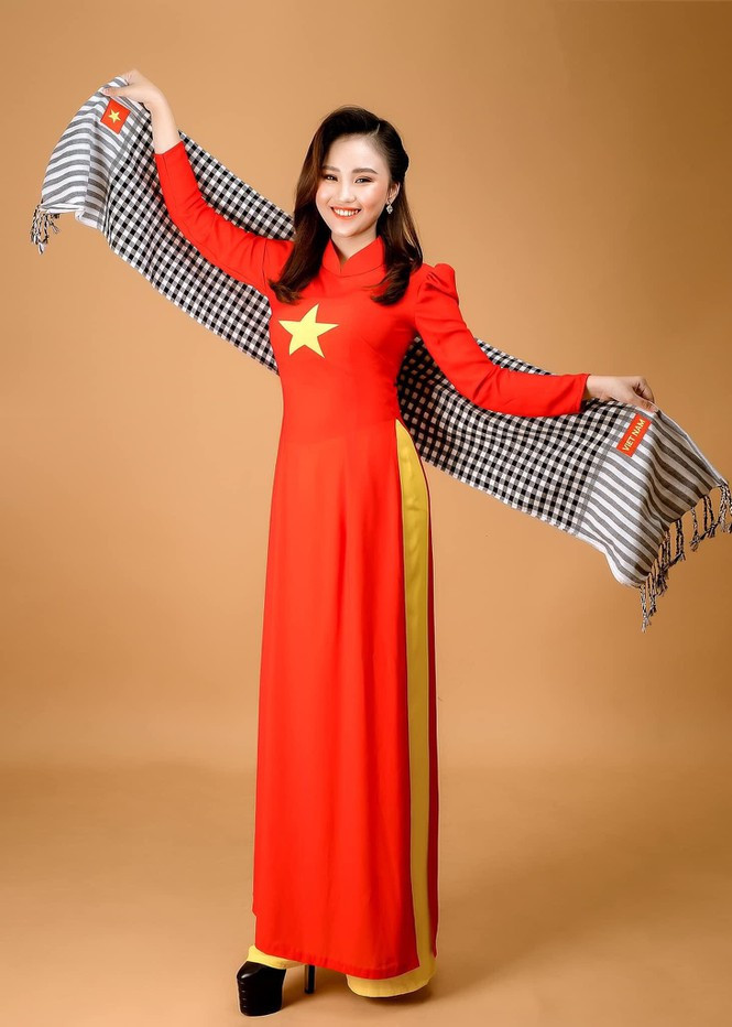 Nguyễn Phương Thảo Uyên, 19 tuổi, đang học năm 1 ngành Quản trị kinh doanh trường Đại học Nam Cần Thơ. Cô sinh ra và lớn lên ngay tại thủ phủ Tây Đô của vùng sông nước Cửu Long.