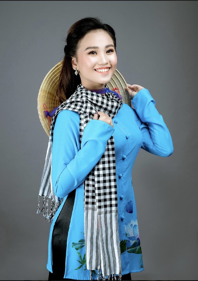 Thảo Uyên rất hòa đồng, thân thiện. Ngoài việc học, cô còn được biết đến với biệt danh là "cô nàng showbiz". Lý giải về biệt danh siêu dễ thương này, Thảo Uyên cho biết, đam mê và theo học múa từ năm 3 tuổi đến giờ, vì thế trong suốt 12 năm học phổ thông hầu như đều có mặt trong đội múa ở trường, thi cấp quận, thành phố và cả toàn quốc không biết bao lần, chưa kể các hoạt động khác về văn nghệ hay sự kiện trên địa bàn thành phố. "Từ cấp 2, bạn học cùng lớp lên mạng thấy xuất hiện nhiều, cùng với các ca sỹ, nghệ sĩ. Từ đó bạn bè đặt cho biệt danh "cô nàng showbiz" cho đến giờ", Uyên cười nói.