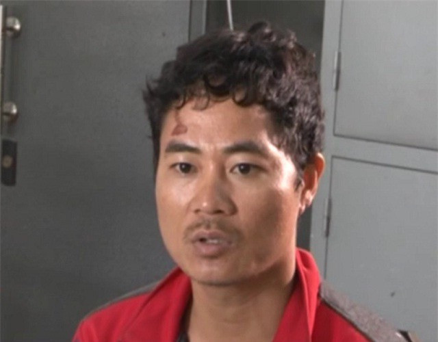 Tối muộn, Hùng trèo qua hàng rào lần sang nhà hàng xóm rồi lên tầng 3 tiếp tục cố thủ. Do sợ nguy hiểm tới người dân, lực lượng công an vừa tiếp tục thuyết phục, vừa tính toán phương án bắt giữ Hùng sao cho an toàn nhất. Đến 3h sáng ngày 20/11, biết Hùng đã mệt, bắt đầu mất cảnh giác, lực lượng công an nhanh chóng ập vào tước dao và khống chế thành công đối tượng. Tại cơ quan công an, gã đàn ông ấy đã thừa nhận hành vi đồi bại của mình vào trưa 19/11.