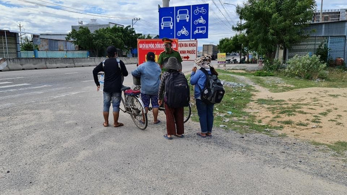 Sau 10 ngày ròng rã đạp xe, gia đình anh Bình đã vượt gần 300km. Tới địa phận huyện Ninh Phước (Ninh Thuận), họ gặp chốt kiểm soát nên chủ động xuống khai báo y tế. Khi biết được hoàn cảnh của gia đình anh Bình, các chiến sĩ Công an cũng như người dân địa phương tại đây đã hỗ trợ thực phẩm. Biết tin, một số nhà hảo tâm tìm đến tận nơi trao tặng tiền giúp gia đình anh Bình có chỗ ăn nghỉ và mua vé tàu cho gia đình về quê.