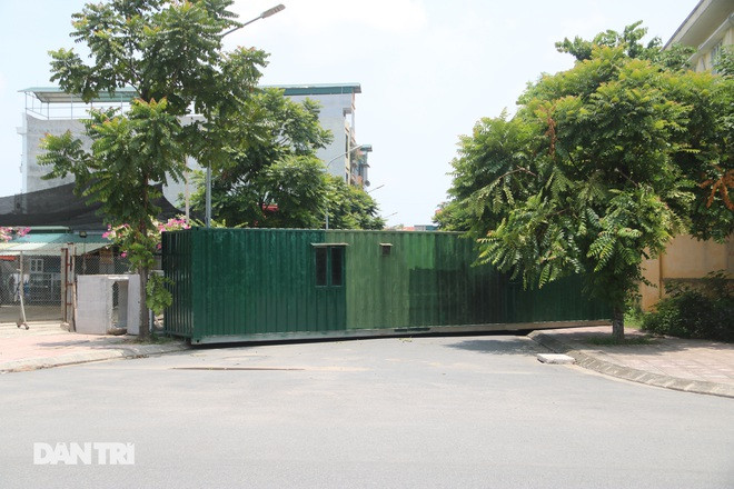 Một chốt chặn cứng khác từ thùng container được đặt phía ngoài đường vào phố Trạm. (Ảnh: Dân Trí)