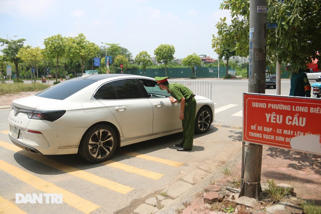Tại các chốt mềm, lực lượng chức năng làm nhiệm vụ nhắc nhở người dân và kiểm tra "giấy thông hành" hoặc công lệnh của cơ quan mới cho phép họ tiếp tục di chuyển. (Ảnh: Dân Trí)