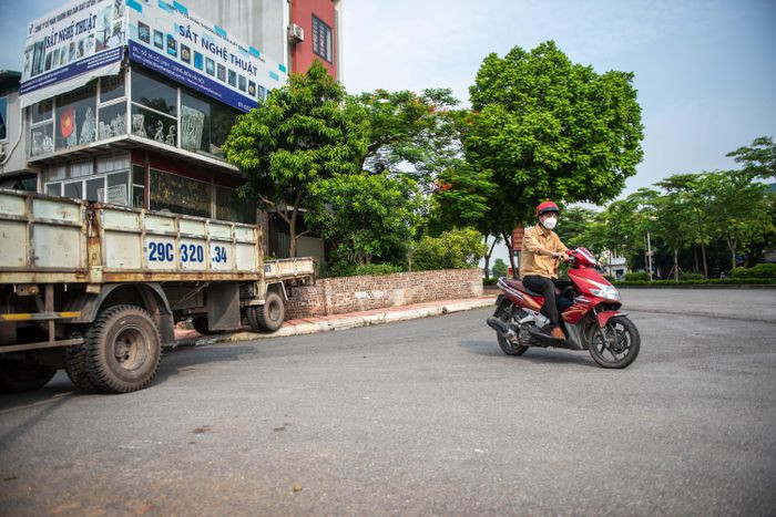 Theo ông Hùng, tại các chốt "mềm" sẽ có lực lượng chức năng gồm công an phường, dân quân và tình nguyện viên túc trực. Lực lượng này sẽ kiểm tra những người ra vào địa bàn, yêu cầu người dân phải xuất trình được giấy tờ của lực lượng chức năng, hoặc công lệnh có dấu đỏ thì mới được di chuyển tiếp. (Ảnh: Zing.vn)