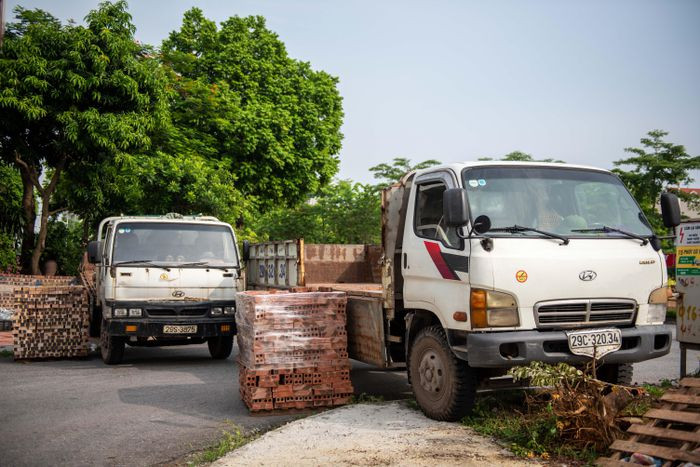 Ông Nguyễn Đức Hùng, Chủ tịch UBND phường Long Biên cho biết: "Do số lượng nhân lực đảm bảo việc quản lý tại các chốt không đủ nên chúng tôi đã lập các chốt chặn "cứng" bằng gạch, ống cống, thùng container... để đảm bảo việc hạn chế người dân ra đường. Đây cũng là phương án tạm thời nhằm đảm bảo công tác phòng chống dịch COVID-19". (Ảnh: Zing.vn)
