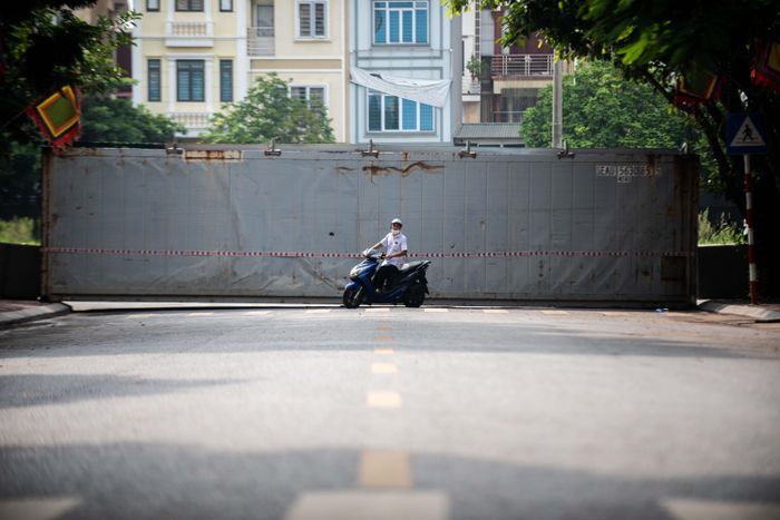 Lý giải về việc lập các chốt chặn từ gạch, xe tải, thùng container, theo ông Hùng, do cơ sở vật chất để làm barie hạn chế nên chính quyền phải tạm dựng những chốt như này. Khi lực lượng ổn định, cơ sở vật chất được tăng cường, phường sẽ có phương án thay thế và dỡ bỏ. (Ảnh: Zing.vn)
