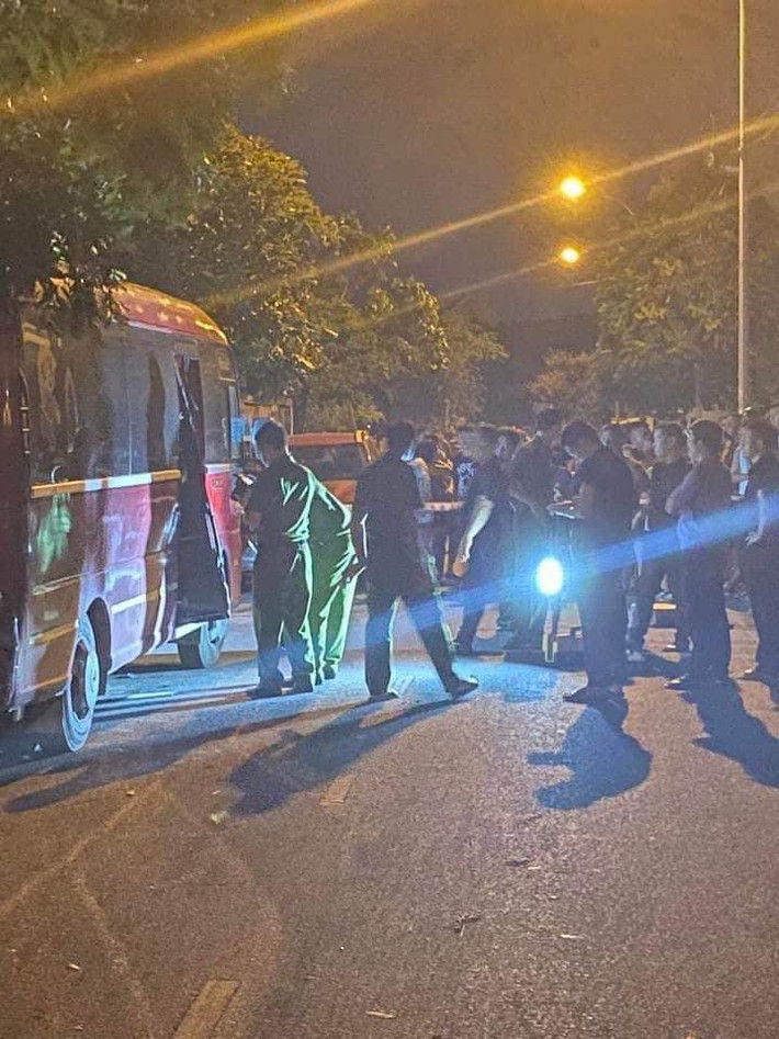 Bước đầu xác định, khoảng 6h20 ngày 29/5, anh N.V.L (SN 1965, trú tại phường Quang Trung, thành phố Thái Bình) điều khiển xe ô tô 29 chỗ cùng 1 giáo viên Trường Mầm non Hồng Nhung đón cháu H và 9 học sinh khác đi học.