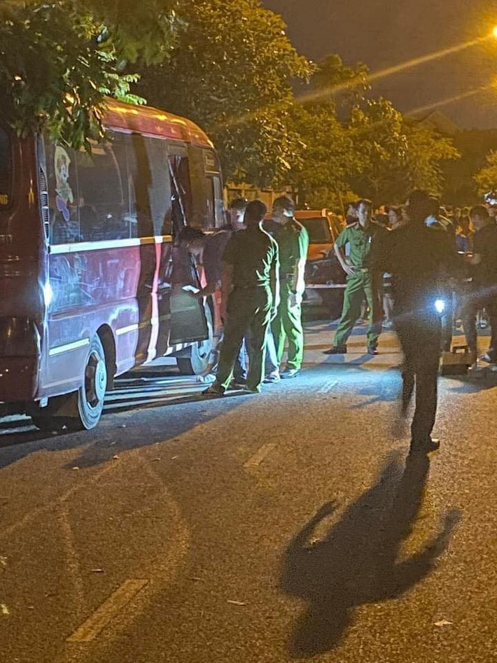 Khi đến trường, anh L. mở cửa xe ô tô cho giáo viên và các cháu học sinh tự đi vào lớp. Sau đó, điều khiển xe ô tô đỗ ở cổng trường rồi ra về. Khi vào lớp, giáo viên lớp có chụp ảnh điểm danh học sinh gửi lên phần mềm của nhà trường để theo dõi, quản lý thì phát hiện vắng cháu H nhưng không thông báo cho gia đình.