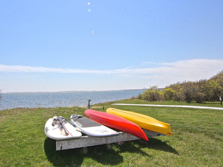 Ngoài ra, bên ngoài dinh thự còn có thuyền đua và bãi tắm riêng. Ảnh: Courtesy of LandVest Martha's Vineyard.