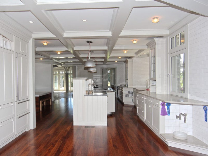 Phòng bếp hiện đại, ấm cúng. Ảnh: Courtesy of LandVest Martha's Vineyard.