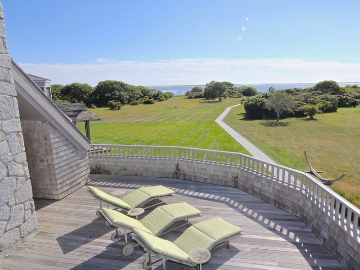Khu vực tắm nắng nhìn ra bãi cỏ xanh mướt. Ảnh: Courtesy of LandVest Martha's Vineyard.