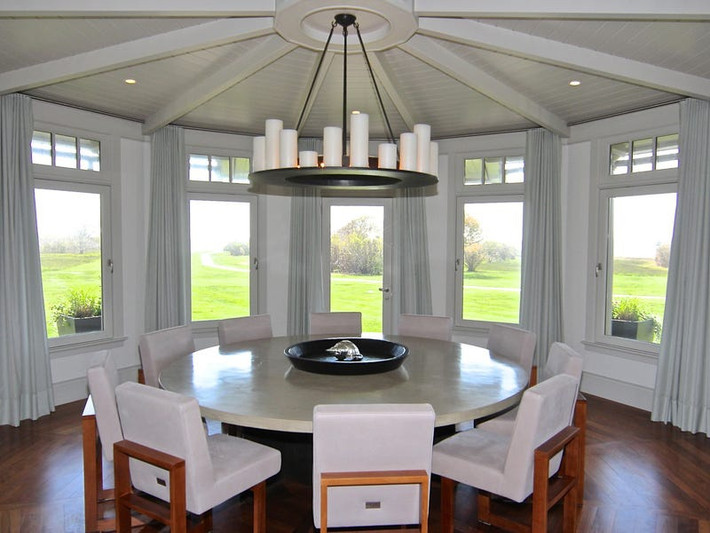 Phòng ăn lớn tràn ngập ánh sáng. Ảnh: Courtesy of LandVest Martha's Vineyard.