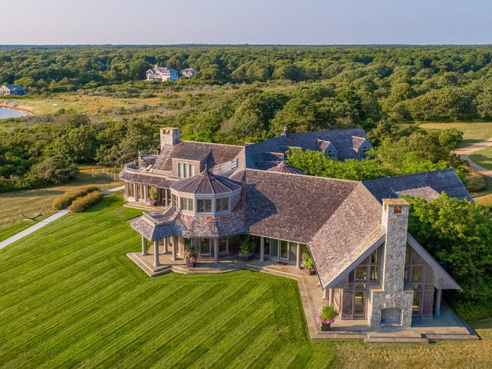 Biệt thự cũng có khu vực để xe rộng rãi. Ảnh: Courtesy of LandVest Martha's Vineyard.