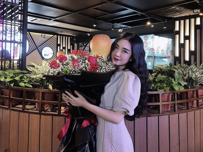Trong khi đó, tiền đạo Hà Đức Chinh lại trao gửi tình yêu cho một cô nàng sinh viên trường mỹ thuật.