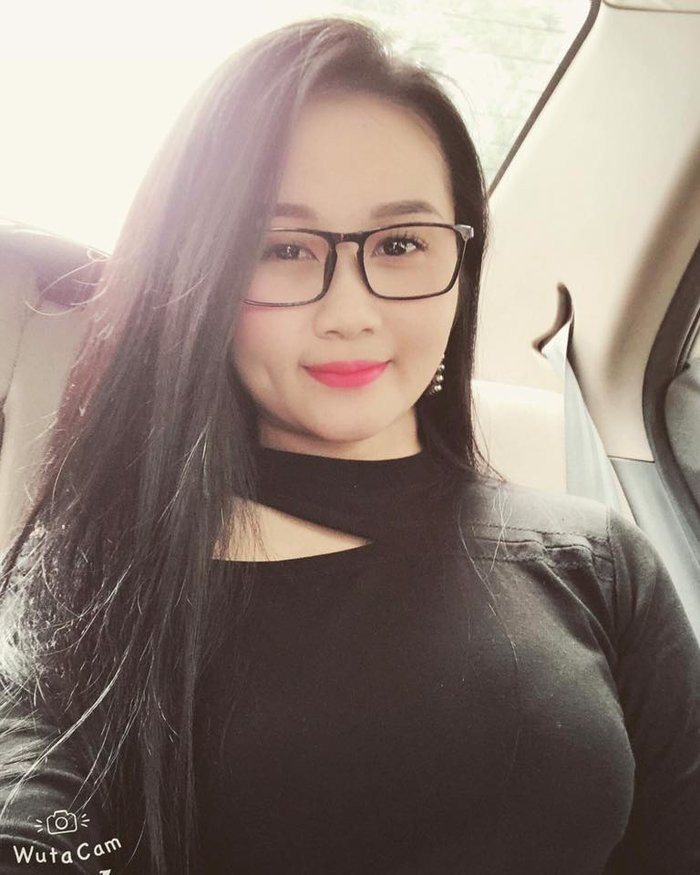 Ngọc Quyên có một khuôn mặt rất khả ái, nhìn trẻ hơn so với tuổi. Cô nàng hơn Tiến Linh 2 tuổi.