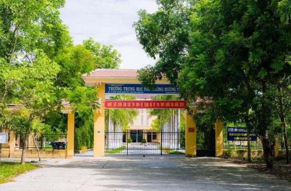 Nữ sinh lớp 10 bị bạn cùng trường đánh gây chấn động não: Nhận được tin nhắn của bạn cùng Trường THPT Hương Trà hẹn gặp nhau ở công viên Tứ Hạ (thị xã Hương Trà) để nói chuyện, nữ sinh L.T.Y.N. (16 tuổi, học sinh lớp 10) đến chỗ hẹn và bất ngờ bị đánh chấn động não. Ngày 28/3, Sở GD&ĐT tỉnh Thừa Thiên Huế cho biết đã yêu cầu các đơn vị làm rõ sự việc.