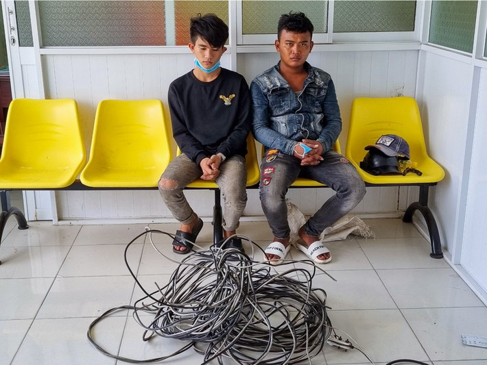2 thanh niên cắt trộm hàng trăm mét dây điện để lấy lõi đồng: Nguyễn Minh Thuận (19 tuổi, ngụ TP Rạch Giá) và Danh Tình (29 tuổi, ngụ huyện An Biên, tỉnh Kiên Giang) đã rủ nhau đi cắt trộm hàng trăm mét dây điện đèn chiếu sáng công cộng ở TP Rạch Giá để đốt lấy dây đồng mang bán mua ma túy.