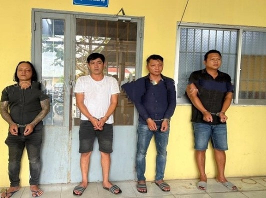 Dùng vũ lực đe dọa, nhận bảo kê chiếm đoạt 100 triệu đồng: Mai Vũ Lộc (SN 1979), Lê Văn Tấn (SN 1986); Trịnh Hoàng Phước (SN 1984, cùng ngụ TP Biên Hòa, Đồng Nai) và Nguyễn Tiến Đạt (SN 1986, ngụ Bình Dương) đã dùng vũ lực đe dọa, uy hiếp chủ doanh nghiệp phải chung chi tiền bảo kê mới cho bơm hút cát và đã chiếm đoạt 100 triệu đồng.