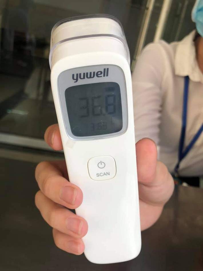 Ngoài việc thanh minh sau khi livestream trên mạng vào 25/2 và bị nhiều người phản ứng, cô lo lắng và quyết định cùng mẹ đến bệnh viện khai báo vào 26/2 thay vì bị "bắt" đi, cô còn cho biết, công tác cách ly người nghi nhiễm Covid-19 tại địa phương được thực hiện chu đáo, ngày 3 bữa ăn đủ dinh dưỡng. Nếu muốn ăn gì thêm, người cách ly có thể nhờ nhân viên phụ trách mua giúp.