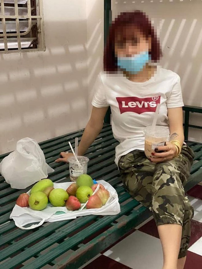 Mới đây, trên trang cá nhân, N.T.T. (TP.Dĩ An, Bình Dương) - cô gái từng livestream cách trốn cách ly dù về từ vùng dịch Daegu (Hàn Quốc) gây bức xúc dư luận đã đăng tải loạt ảnh sinh hoạt tại khu cách ly địa phương và thanh minh về hành động nông nổi của mình.