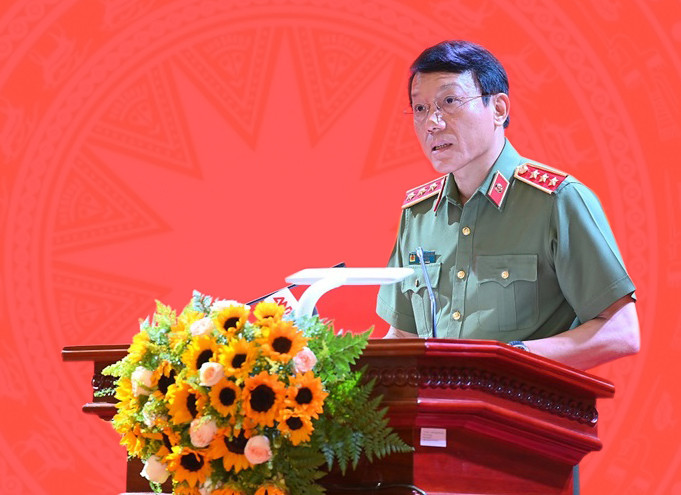 Thượng tướng Lương Tam Quang sinh năm 1965. Quê quán: huyện Kim Động, tỉnh Hưng Yên. Ông là Cử nhân chuyên ngành Điều tra tội phạm. Quá trình công tác: Trước 2012, ông là Trợ lí Thứ trưởng Bộ Công an. Năm 2012 ông là đại tá, Phó Chánh Văn phòng Bộ Công an. Năm 2015, ông được phong quân hàm Thiếu tướng. Tháng 10/2017, ông là Ủy viên Đảng ủy Công an Trung ương, Chánh Văn phòng Bộ Công an kiêm người phát ngôn của Bộ Công an.