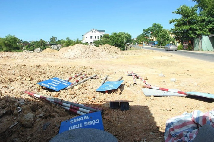 Chủ tịch xã bị cách chức vì vi phạm trong việc xác nhận đất đai: Ông Nguyễn Văn Trọng, Chủ tịch UBND xã Diễn Thái (huyện Diễn Châu Nghệ An) đã xác nhận, sau khi giao đất, các hộ dân tại xã này đã canh tác trên diện tích đất được giao. Tuy nhiên, qua kiểm tra xác định không có loại giấy tờ nào thể hiện việc UBND xã Diễn Thái đã từng giao đất, bán đất cho các hộ dân này. Ngày 5/6/2020, UBND huyện Diễn Châu đã cách chức ông Trọng vì sai phạm.
