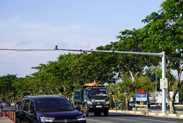 Việc đi vào vận hành hệ thống camera giám sát giao thông thông minh trước trên tuyến đường này, phối hợp cùng tăng cường tuần tra của phòng Cảnh sát giao thông tỉnh hy vọng sẽ ngăn ngừa đáng kể tình hình vi phạm giao thông, giảm thiểu số vụ tai nạn giao thông trên tuyến quốc lộ này. (Ảnh: Tuổi Trẻ).
