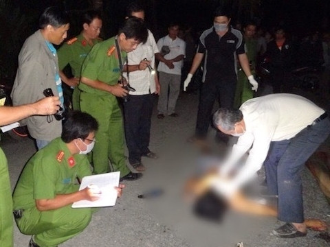 Đang đi trên đường nam thanh niên bị chặn xe chém tử vong: Ngày 11/4, D.M.K. (18 tuổi, ngụ huyện U Minh, Cà Mau) cùng nhóm bạn khoảng 6 người đi xe máy đến xã Nguyễn Phích, huyện U Minh thì bị một nhóm người chặn lại dùng dao đâm K. tử vong. Ngày 13/4, Công an tỉnh Cà Mau cho biết, sau khi gây án nhóm đối tượng này đã đến trụ sở Công an tỉnh Cà Mau đầu thú. (Ảnh minh họa)