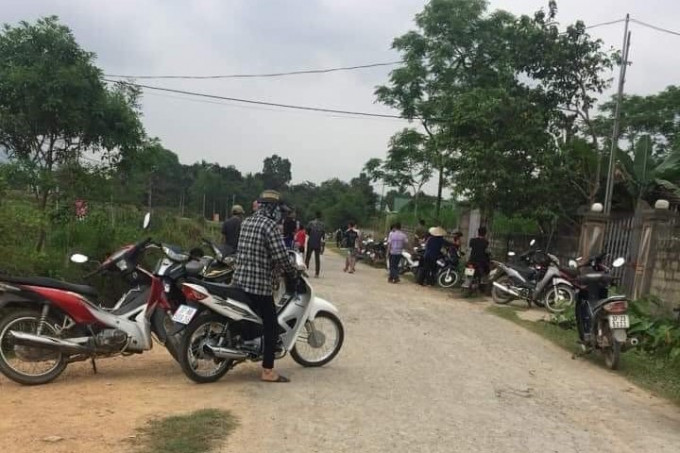 Con thấy mẹ bất động trong vũng máu, thi thể bố dưới giếng: Trưa 13/4, hai con của vợ chồng anh Th.D.T. và chị Ng.Th.Đ. (ở xã Kỳ Sơn, huyện Tân Kỳ, Nghệ An) đi học về thì phát hiện mẹ nằm chết dưới giường trong vũng máu, bố chết dưới giếng. Nhận được tin báo, Công an huyện Tân Kỳ đã xuống hiện trường và điều tra nguyên nhân vụ việc.